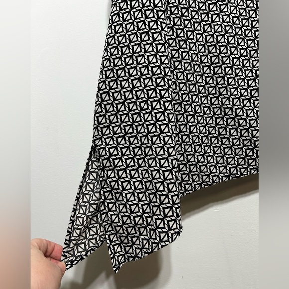 Catherines Geometric Print Sharkbite Hem Button Up Shirt - Picture 5 of 7